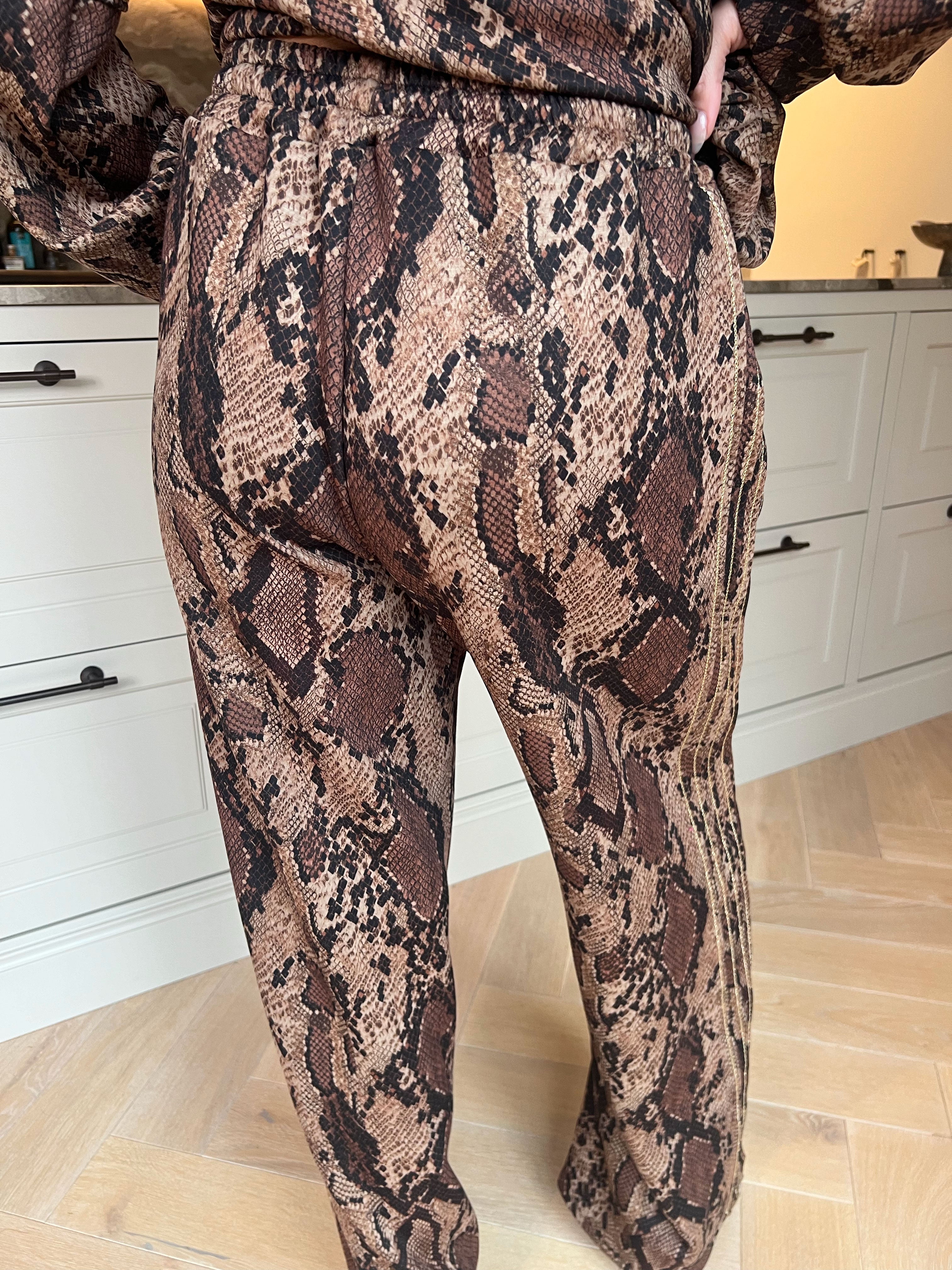 Dream Print – Joggingställ i viskos med ett utmärkande mönster och eleganta gulddetaljer